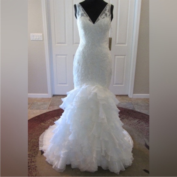 St. Patrick Wedding Dress size 6 - Picture 1 of 3